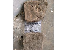 Batu berukir dan tapak kaki hewan ditemukan di Situs Pandegong, Jombang (Foto: Elok Aprianto/jatimnow.com)