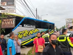 Bus Pariwisata Rem Blong Seruduk 3 Mobil dan Warung di Malang