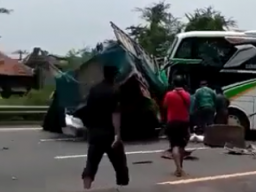 Kecelakaan di Tol Dupak Surabaya, Bus Seruduk Truk