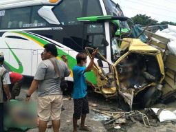 Kecelakaan Bus Tabrak Truk di Tol Dupak Surabaya, 2 Tewas 6 Terluka