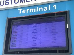 Papan informasi jadwal keberangkatan di Bandara Internasional Juanda, Sidoarjo. (Foto: Zainul Fajar/jatimnow.com)