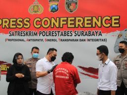 HT, warga Simokerto usai diamankan di Mapolrestabes Surabaya. (Foto: Humas Polrestabes Surabaya/jatimnow.com)