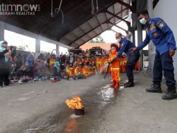 Petugas Damkar Gresik mengajarkan cara memadamkan api pada siswa TK Darul Falah Gresik. (Foto-foto: Sahlul Fahmi/jatimnow.com)