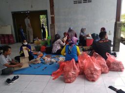 7 Desa di Ploso, Jombang Terendam Banjir, Makan Warga Bergantung Pada Dapur Umum