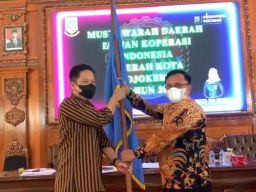 Supriyadi Karima Syaiful, saat menerima bendera pusaka dari Ketua Dekopinwil Propinsi Jawa Timur, Slamet Sutanto. (Foto: Diskominfo Kota Mojokerto for jatimnow.com)