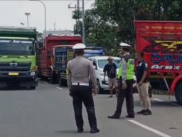 Sopir di Kabupaten Malang memarkir truk sebagai bentuk protes aturan ODOL. (Foto: Galih Rakasiwi)