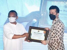 Wakil Gubernur Jatim Emil Dardak saat menerima penghargaan dari Ketua PWI Jatim Lutfil Hakim.(Foto: Sahlul Fahmi/jatimnow.com)