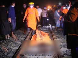 Proses evakuasi gadis asal Kediri yang tewas tertabrak kereta api di Jombang (Foto: Elok Aprianto/jatimnow.com)