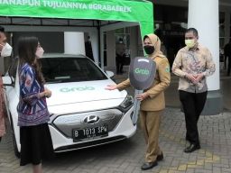 Wali Kota Batu Dewanti Rumpoko saat menerima pinjaman mobil dari Grab untuk mendukung pelaksaan W20 (Foto: Galih Rakasiwi/jatimnow.com)