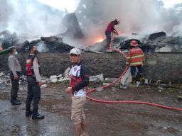 Gudang penyimpanan benang di Pasuruan ludes terbakar. (Foto: Polsek Purwosari/jatimnow.com)