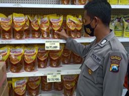 Polisi mengecek harga minyak goreng di swalayan yang dilaporkan warga Banyuwangi