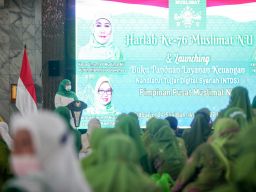 Gubernur Jatim Khofifah Indar Parawansa saat menghadiri Harlah ke-76 Muslimat NU di Sidoarjo. (Foto: Zainul Fajar/jatimnow.com)