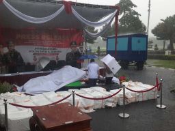 Tenda Pemusnahan Barang Bukti Narkoba di Polda Jatim Roboh Akibat Hujan Angin