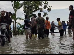 Foto : Aksi Sosial Polres Jember dan Kodim 0824 Bantu Korban Banjir