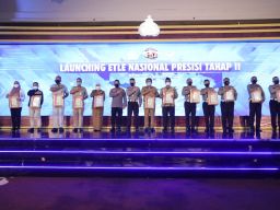 Kapolri Jendral Listyo Sigit Prabowo memberikan penghargaan dalam acara penutupan rakernis di Surabaya (Foto-foto: Korlantas Polri)
