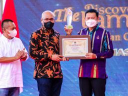 Bupati Lamongan, Yuhronur Efendi saat menerima penghargaan dari PWI Jatim. (Foto: Prokopim Kabupaten Lamongan for jatimnow.com)