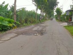 Jalan Rusak Akibat Proyek TPA di Jombang, DPRD Minta Polisi dan Dishub Bertindak