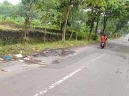 Aktivitas Proyek TPA di Jombang Dikeluhkan Warga: Bikin Jalan Rusak dan Berdebu