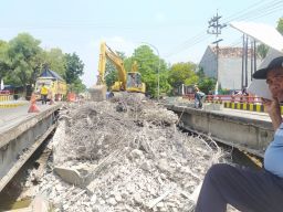 Proses perbaikan Jembatan Ngaglik Lamongan.(Foto : Adyad Ammy Iffansah/jatimnow.com)