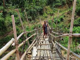 Menantang Maut, Warga 2 Desa di Ponorogo Lewati Jembatan Bambu Reyot
