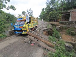 Jembatan pada jalur alternatif Ponorogo-Pacitan di Dukuh Batu Desa/Kecamatan Slahung, Kabupaten Ponorogo (Foto: Mita Kusuma/jatimnow.com)