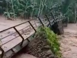 Jembatan penghubung dua dusun di Desa Kandangan, Kecamatan Pesanggaran, Kabupaten Banyuwangi terputus akibat banjir (Foto: Kepala Desa Kandangan, Riyono for jatimnow.com)