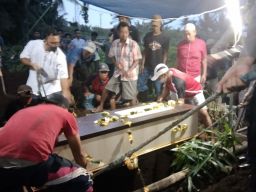 Proses pemakaman jenazah AKBP Beni Mutahir di Kabupaten Malang (Foto-foto: Rizal Adhi Pratama/jatimnow.com)