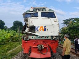 Penampakan lokomotif ringsek usai kecelakaan di Lamongan.(Foto: Unit Laka Lantas Satlantas Polres Lamongan for jatimnow.com)