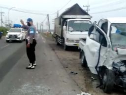 Kecelakaan melibatkan pikap dan dump truck di Manyar, Gresik (Foto: Tangkapan layar video Humas Polsek Manyar)