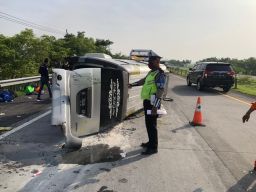 Minibus terguling usai terlibat kecelakaan di KM 714.400 Tol Surabaya-Mojokerto (SuMo). (Foto: Kasat PJR for jatimnow.com)