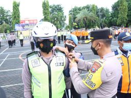 Kapolres Situbondo AKBP Andi Sinjaya sematkan pita tanda dimulainnya Operasi Keselamatan Semeru 2022.(Foto: Polres Situbondo for jatimnow.com)