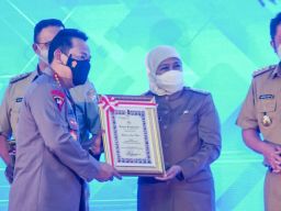 Gubernur Jatim Khofifah Raih Anugerah ETLE Nasional Presisi dari Kapolri