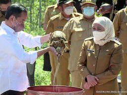 Presiden Jokowi didampingi Gubernur Jatim Khofifah saat prosesi penyatuan tanah dan air di kawasan Titik Nol IKN Nusantara. (Foto: Humas Pemprov Jatim/jatimnow.com)