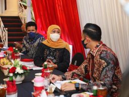 Gubernur Jawa Timur Khofifah Indar Parawansa (tengah) bersama Wakil Gubernur Jawa Timur Emil Dardak (kiri) dalam sebuah pertemuan.(Foto: Demokrat for jatimnow.com)