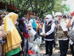 Gubernur Jawa Timur Khofifah Indar Parawansa memantau pecepatan pendistribusian minyak goreng curah di Pasuruan. (Foto: Moch. Rois/jatimnow.com)