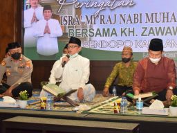 KH Zawawi Imron saat mengisi kegiatan Khotmil Qur'an di Pendopo Lokantantra Lamongan. (Foto: Prokopim Lamongan for jatimnow.com)