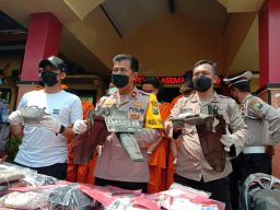 Komplotan bandit sadis dan barang bukti kejahatannya diamankan di Mapolsek Asemrowo, Surabaya (Foto-foto: Zain Ahmad/jatimnow.com)