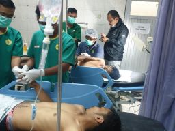 Dua pemuda yang menjadi korban pembacokan oleh orang tak di kenal di Lamongan. (Foto: Humas Polres Lamongan for jatimnow.com)