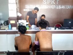 Kedua korban berada di SPKT Polres Pasuruan memenunjukkan luka akibat dianaya seniornya di asrama sekolah. (Foto: Moch. Rois/jatimnow.com)