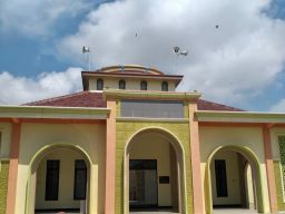 Penampakan masjid di Desa Sidomlagean, Kecamatan Kedungpring, Lamongan sehari seusai diterjang anging kencang. (Foto: BPBD Lamongan for jatimnow.com)