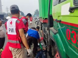 Evakuasi korban dari kolong truk. (Foto: WhatsApp grup)
