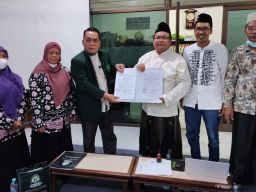 Kaprodi Ilmu Falak, Wakil Dekan III UIN Alauddin Makassar teken MoU bersama Ketua, Sekretaris, dan Dewan Pakar LF PCNU Gresik (Foto: Humas LF PCNU Gresik)