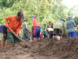 Jalan Desa di Tulungagung Tertutup Longsor, Warga Gotong-royong Membersihkan