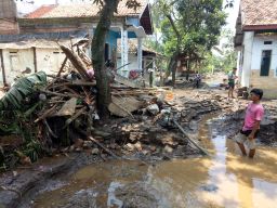 Rumah milik Kamil dan Khuliyah, rata dengan tanah usai diterjang luapan air Sungai Welang. (Foto-foto: Moch Rois/jatimnow.com)