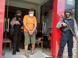 Pelaku mafia tanah saat dikeler petugas Satreskrim Polres Mojokerto. (Foto: Achmad Supriyadi/jatimnow.com)