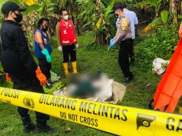 Mayat Pria Membusuk Ditemukan di Sungai Marmoyo Mojokerto