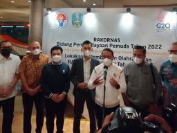 Menpora Zainudin Amali memberi keterangan pers usai membuka Rakornas Bidang Pemberdayaan Pemuda di Surabaya. (Foto: Ni'am Kurniawan/jatimnow.com)