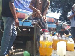 Distribusi minyak goreng curah di sejumlah pasar tradisional di Kota Malang (Foto: Galih Rakasiwi/jatimnow.com)