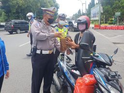Masyarakat yang terjaring razia mendapat hadia sembako dari polisi. (Foto: Humas Polres Situbondo)