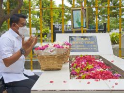 Kepala Staf Kepresidenan RI Dr. Moeldoko ziarah ke makam Bung Tomo, di TPU Ngagel Surabaya, Selasa (22/3). (Foto: Kantor Staf Presiden RI)